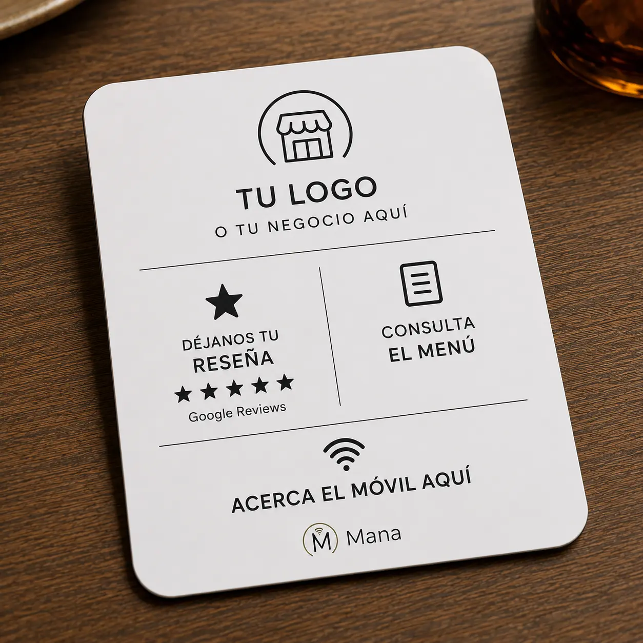 Plaqueta Mana blanca de 80 × 90 mm personalizada: logo del negocio arriba, reseña en Google y menú digital en el centro, «acerca el móvil aquí» abajo
